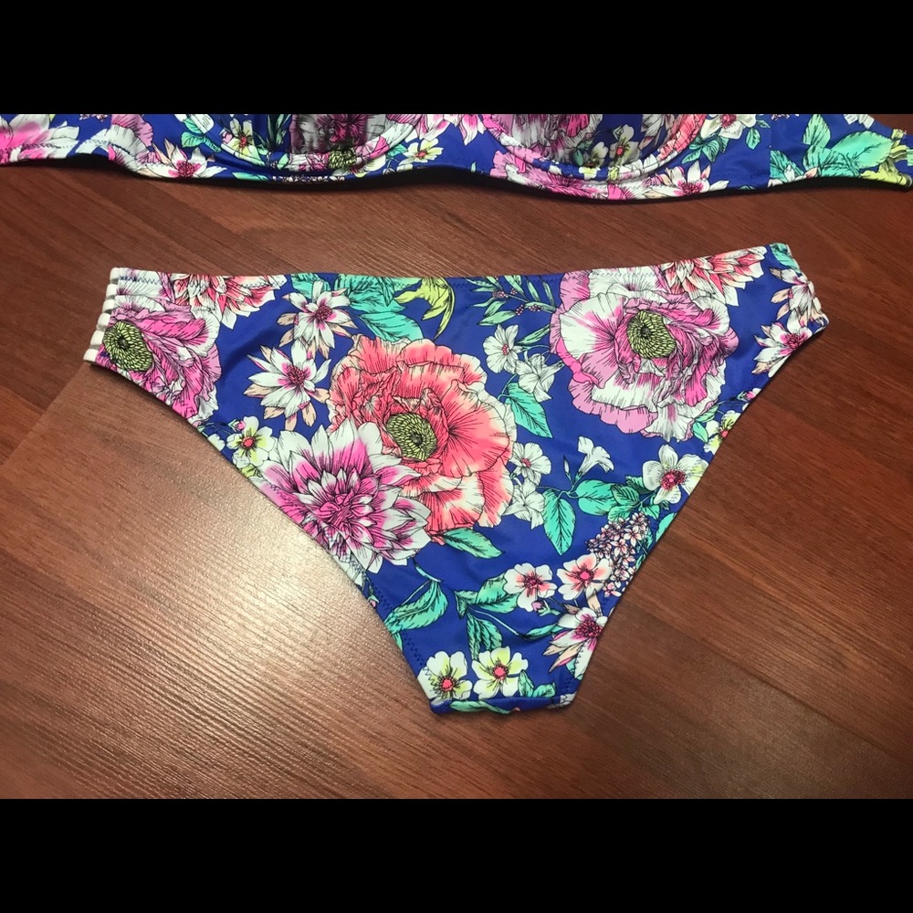 Bikini Set - Picture 3 of 7